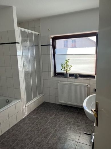 4-Zimmer-Mietwohnung mit Balkon, nähe Bahnhof – Bad - www.immobilien-heise.de