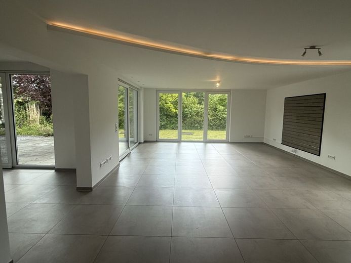 Moderner Wohntraum mit Einliegerwohnung und großer Sonnenterrasse im Speckmantel von Stadthagen – Offener Wohnbereich im EG