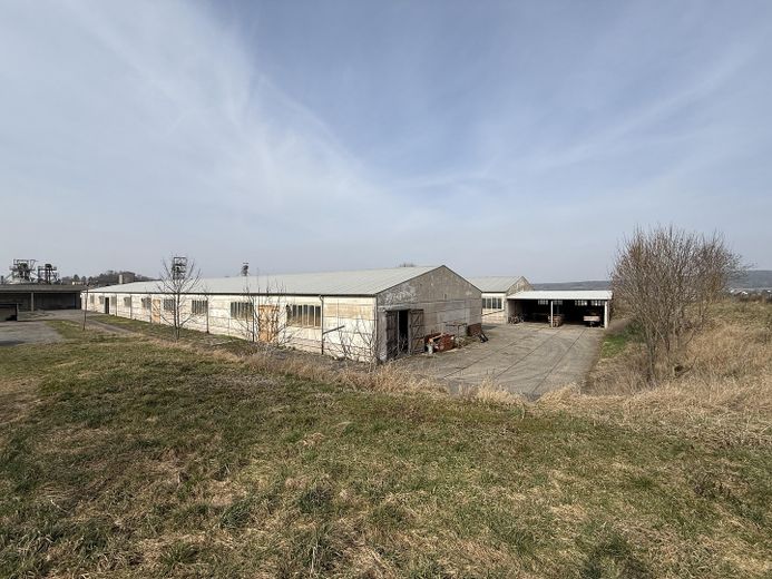 Großzügige Gewerbefläche mit Lagerhallenbestand und Büro in Neustadt a. d. Orla – Blick auf die Lagerhallen