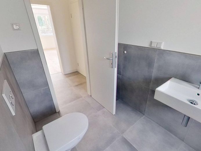 Helle 2-Zimmer-Wohnung mit Tageslichtbadezimmer und großem Balkon – Ansicht II: Bad