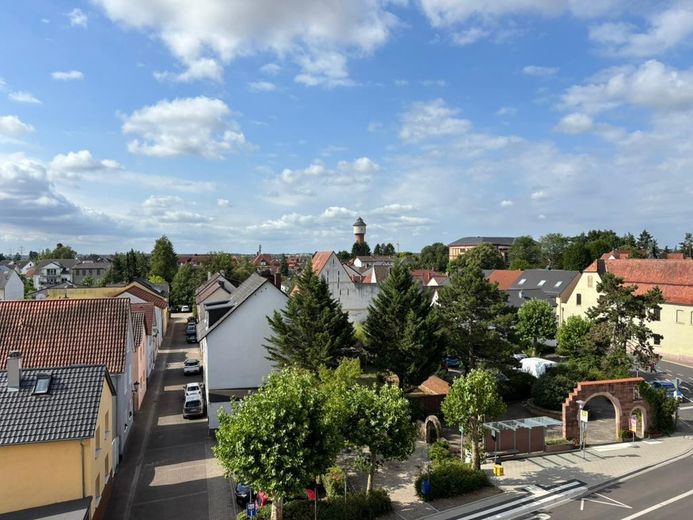 Erstbezug nach Renovierung: Moderne 2ZKB mit großer Dachloggia, EBK und Stellplatz – Blick vom Balkon 