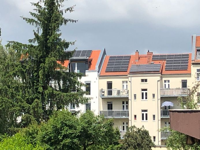 Gartenseite mit Solaranlage