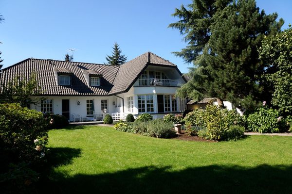 Büyüleyici kır evi tarzında villa, muhteşem bahçesi ve ayrı bir yardımcı konutuyla