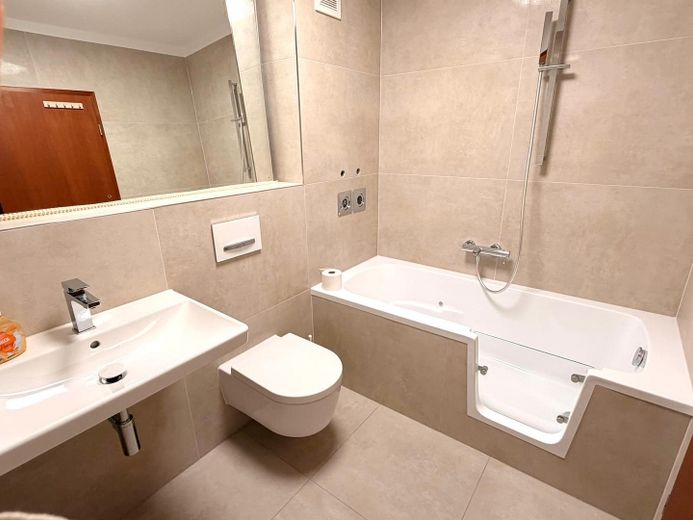 Clinique de Fürth accessible à pied - appartement de 2 pièces – Badezimmer m. begehbarer Wanne