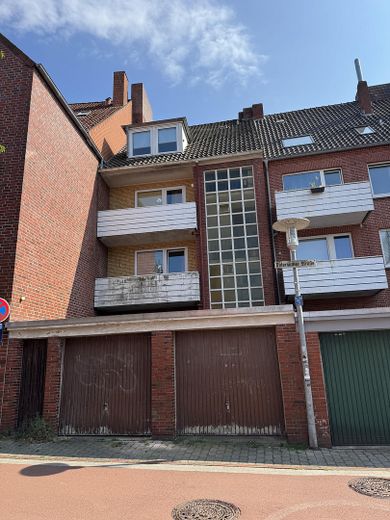 Provisionsfrei: Wohn- und Geschäftshaus mit 3 Wohnungen, Gewerbe & 2 Garagen in Emder Innenstadt – फोटो 3