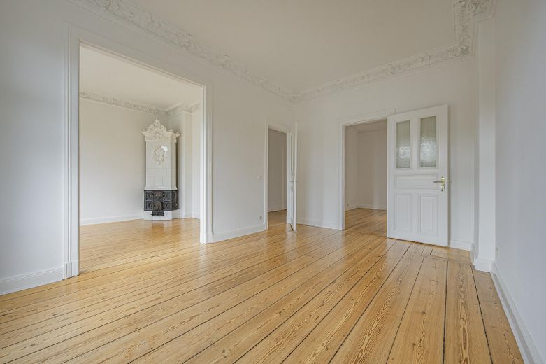 Bezugsfertiger Altbau mit Süd-West-Balkon,  Weitblick & Jugendstil-Charme – Foto 4