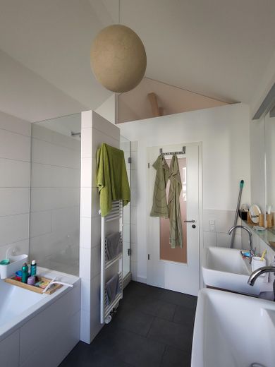 Badewanne mit Stehdusche