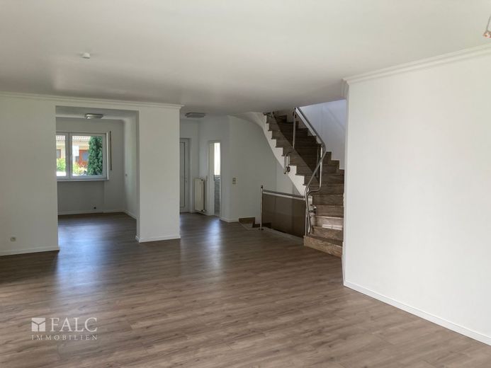 Vielseitiges Drei-Parteien-Haus mit großzügigen Freiflächen – EG rechts Wohnzimmer