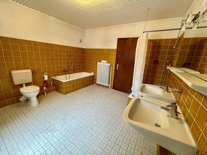 Architektoniczny klasyk z potencjałem w centralnej lokalizacji – Badezimmer Obergeschoss