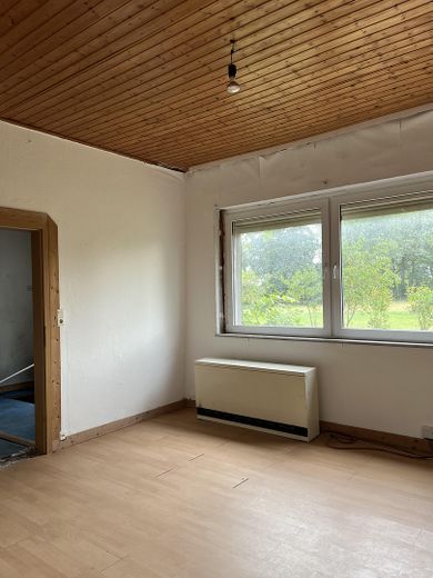 Casa unifamiliare / ex azienda agricola con grande terreno in posizione tranquilla – Einliegerwohnung