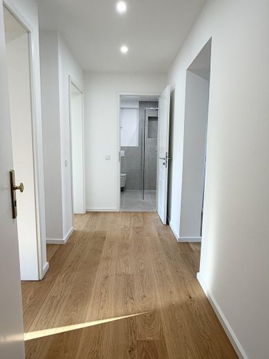 Appartement mansardé élégamment modernisé – possibilité d’aménagement en duplex avec terrasse sur le toit – Diele