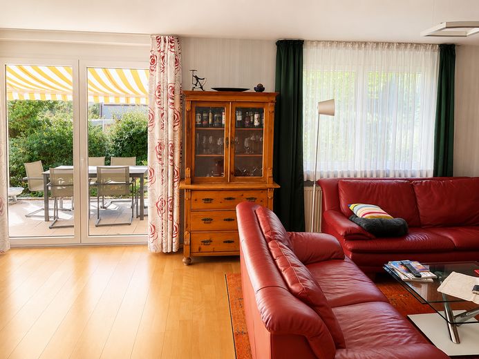 Helle, familienfreundliche Doppelhaushälfte in Südlage mit Garten und Terrasse – Wohnzimmer mitte