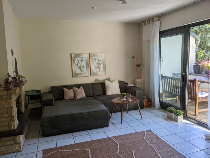 Gran casa adosada con 2 viviendas independientes: vivienda en propiedad de 4-5 habitaciones y vivienda en propiedad de 3 habitaciones, junto al campo – OG: Kamin, Fußbodenheizung