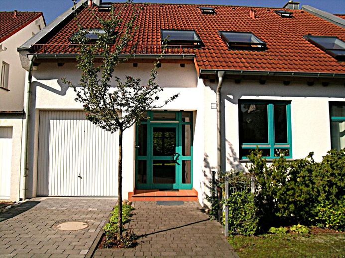 Frankfurt-South, in Dietzenbach-Steinberg, very nice house with large garden, garage, fitted kitchen and sauna. – 3_Straßenansicht