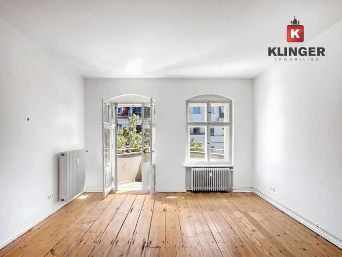 Repräsentatives Altbau-Juwel im beliebten Winterfeldtkiez: Großzügige 4-Zimmer-Wohnung mit Balkon – Wohnzimmer - Zugang zum Balkon