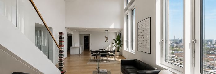 Penthouse in PRÄDIUM Frankfurt – luxe boven de daken van de Mainmetropool – Wohnzimmer mit Möbel KI