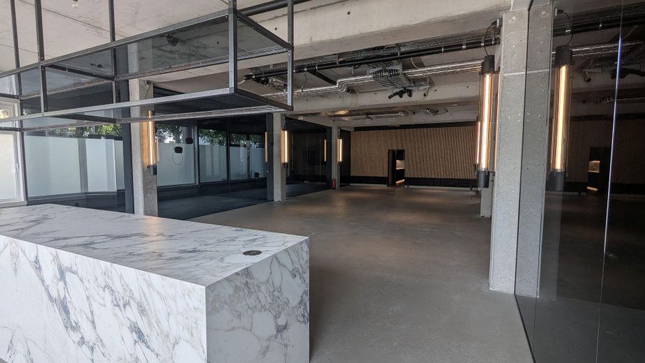 🌿 Stilvolle Praxis-, Studio- oder Ausstellungsfläche in Top-Lage Berlin Prenzlauer Berg – Freifläche mit Tresen