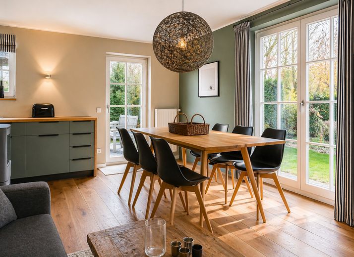 NEUER PREIS: Reetdachhaus mit 3 FeWos in SPO–sofort nutzbares Invest, bis zu 90.000 € Einnahme – Essplatz Appartment L
