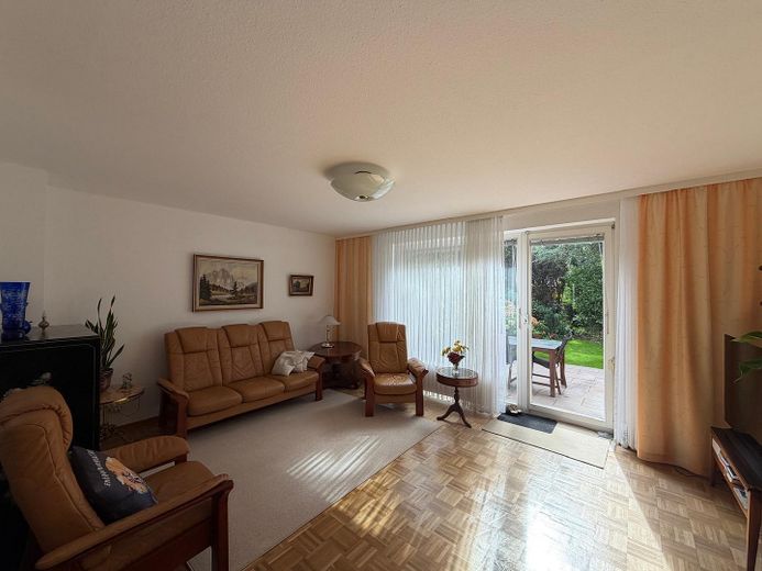 Bifamiliare ben curata con giardino privato e terrazza in ambita zona residenziale per famiglie a Sasel – Wohnzimmer