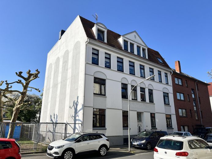 Apartment building in Wilhelmshaven – 8 units, fully let, 6.4% gross rental yield – Photo 1