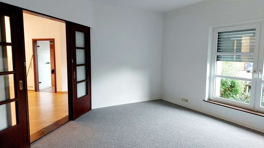 Uetze - Renditeimmobilie - 4-Familienhaus + Doppelhaushälfte + 3 Garagen – Haushälfte EG Schlafen