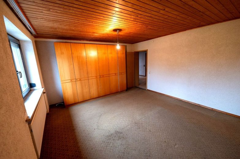 Einmaliger Vierseithof im LK Bamberg! Riesiges Grundstück, 2 x Haus, Halle, 6000 qm Bauland! Garten! – Haupthaus EG Schlafzimmer