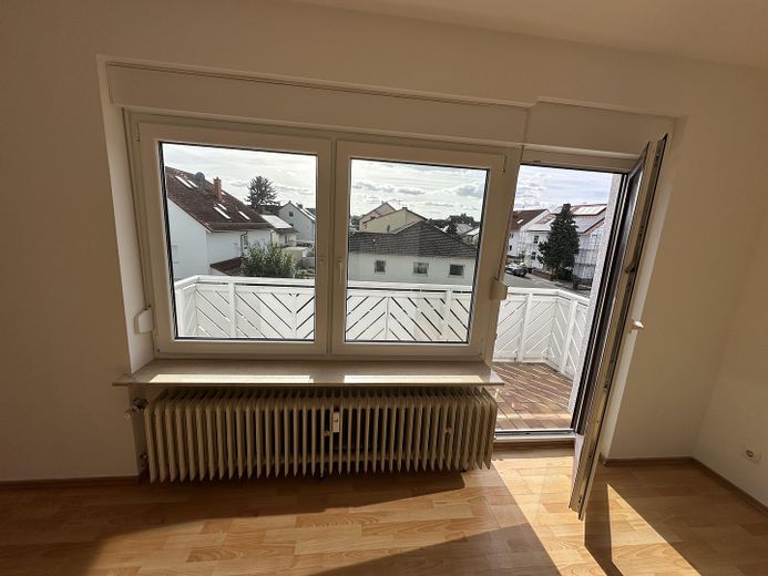 Luminoso appartamento ristrutturato di 1 stanza, libero e in posizione eccellente, con balcone e posto auto – Fensterfront