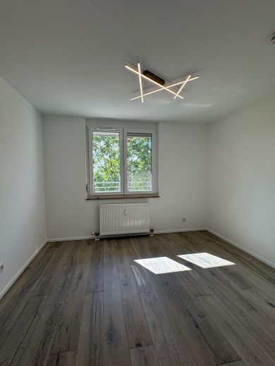 Renovierte 4-ZKB mit Terrasse und Balkon ins Grüne, EBK, 2 Stellplätze – bezugsfrei, provisionsfrei – Zimmer 1