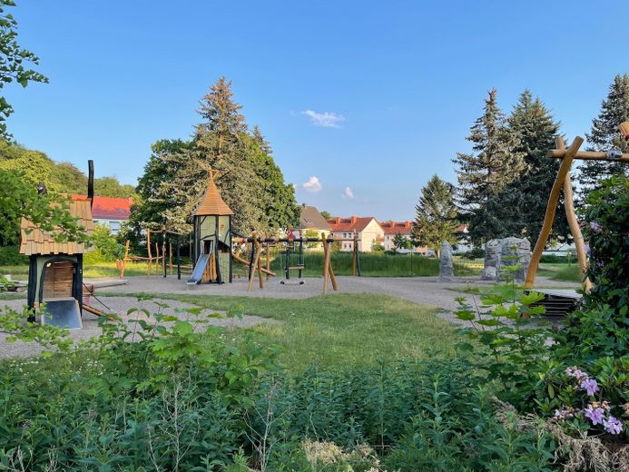 Idyllische Villa/Mehrfamilienhaus in grünem Erholungsort (Harz) - mit Ausbau-/Investmentpotential – Harztor/Ilfeld Spielplatz