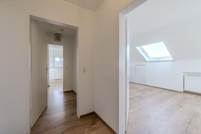 Kernsanierte 2-Zimmer-Dachgeschosswohnung mit neuer Einbauküche & Stellplatz in Oberstenfeld – Flur / Diele
