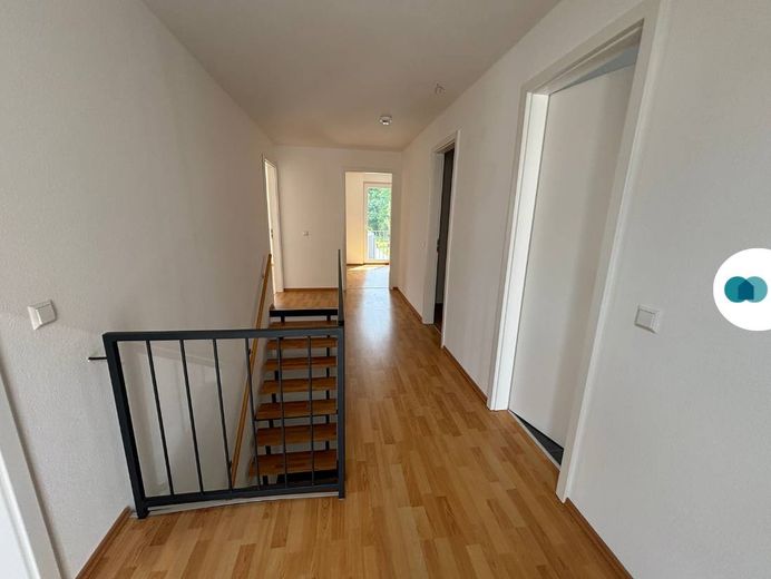 Après rénovation : suffisamment d’espace pour votre famille ! - Grande maison mitoyenne en bout de rangée à Käfertal – Flur 1. Etage