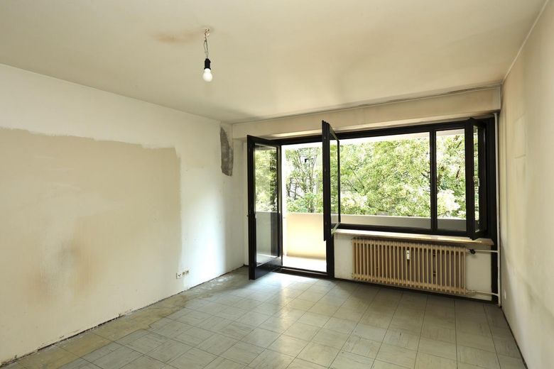 1-Zimmer-Wohnung mit Küche, Bad und Balkon ins Grüne in der Kaiserallee – Zimmer Fenster offen