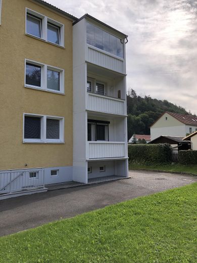 Verfügbarkeit ab 15.09.2026 – Charmante, teilmöblierte 2-Zimmer-Wohnung mit Westbalkon – Gebäuderückseite