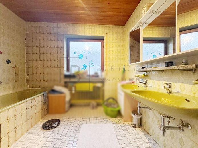 Geräumige 4-Zimmer-Wohnung mit sonnigem Balkon und Garagenstellplatz – Bad