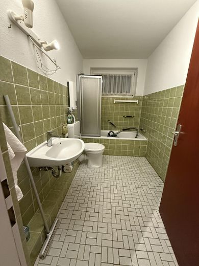 Investissement immobilier à Hambourg-Hummelsbüttel | Appartement loué de 2,5 pièces avec contrat de location indexé – Badezimmer