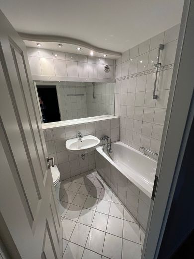 Helles,, lichtdurchflutetes Appartment am Nymphenburger Kanal – Bad