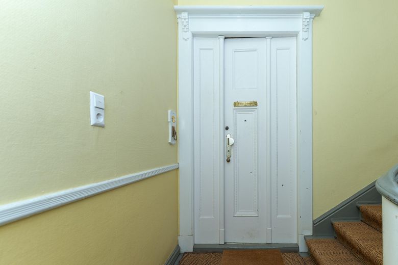 Provisionsfrei: Am Cosimaplatz in Friedenau, 2.5 Zimmer Altbau mit Balkon im 3.OG, Fernwärme – Die Wohnungstür