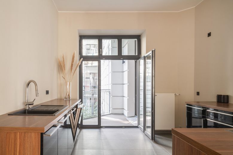 Emplacement exceptionnel à Kreuzberg : Graefestraße 80, superbe appartement de 4,5 pièces disponible immédiatement ! – Küche mit Blick auf Balkon