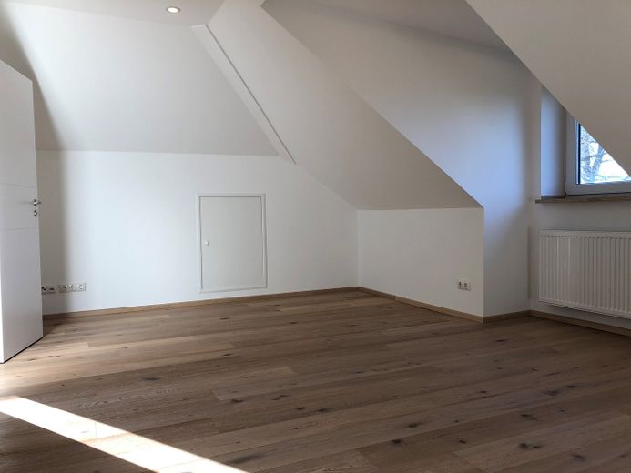 Exklusive Dachgeschosswohnung mit 2 Zimmern sowie Loggia in bevorzugter Lage von Plön – Schlafzimmer
