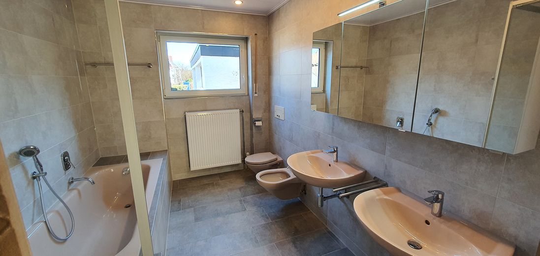 Modernisierte helle 5,5 Zimmer 145 m² EG Whg. / Garten / EBK / ca. 37 m² Süd Terrasse & Markise – Badezimmer