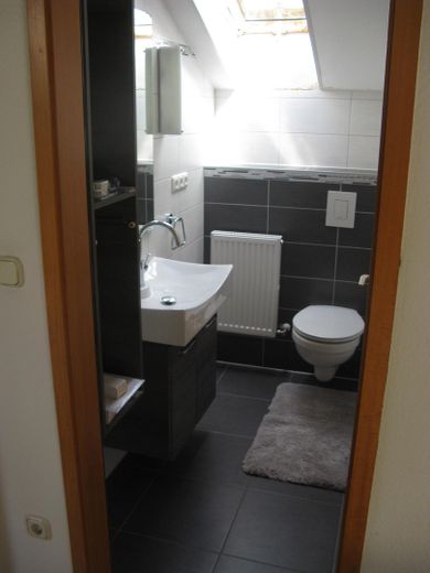Preissenkung Mehrgenerationenhaus Provisionsfrei VB – Bad/WC DG