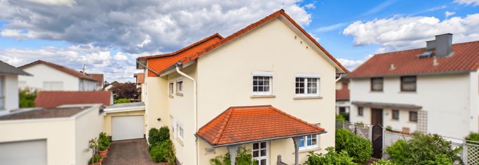 Tanto spazio per due generazioni – casa bifamiliare con giardino, laghetto, doppio garage e impianto fotovoltaico