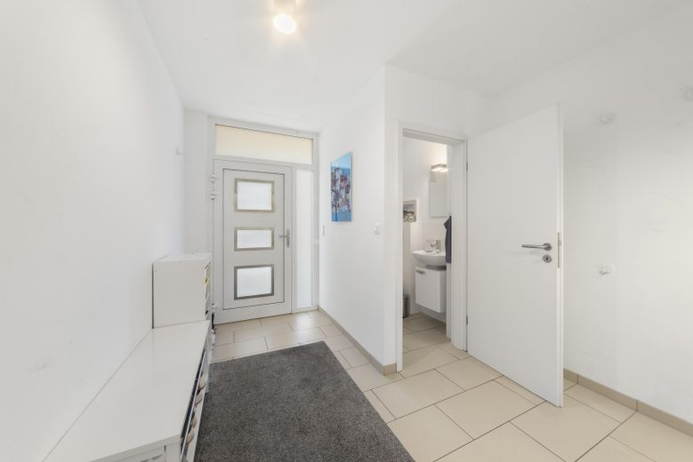 Modernes Reihenmittelhaus mit Photovoltaik und viel Platz zum Leben in Großburgwedel – Eingangsbereich