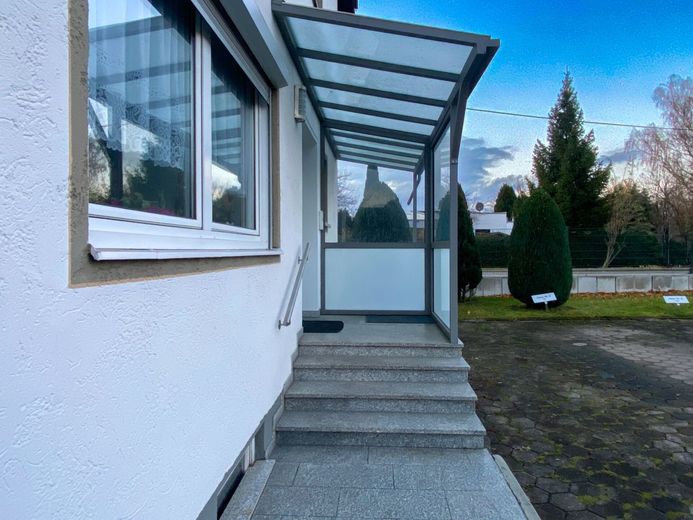 Moderner, überdachter und gepflegter Eingang ins Haus