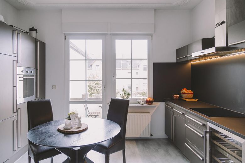 55 m² Loft-Suite in 3er-WG | Altbauvilla Hanau – Großzügige Einbauküche mit Bal