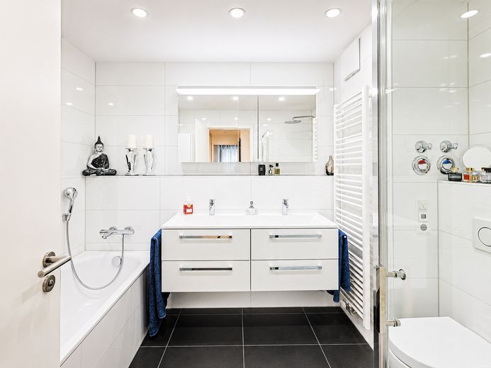 Modernes Bad Dusche + Wanne 
