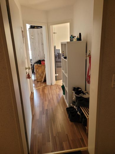 2-Zimmer-Wohnung mit neuen Fenstern und Carport– modernisiert & praktisch – Flur
