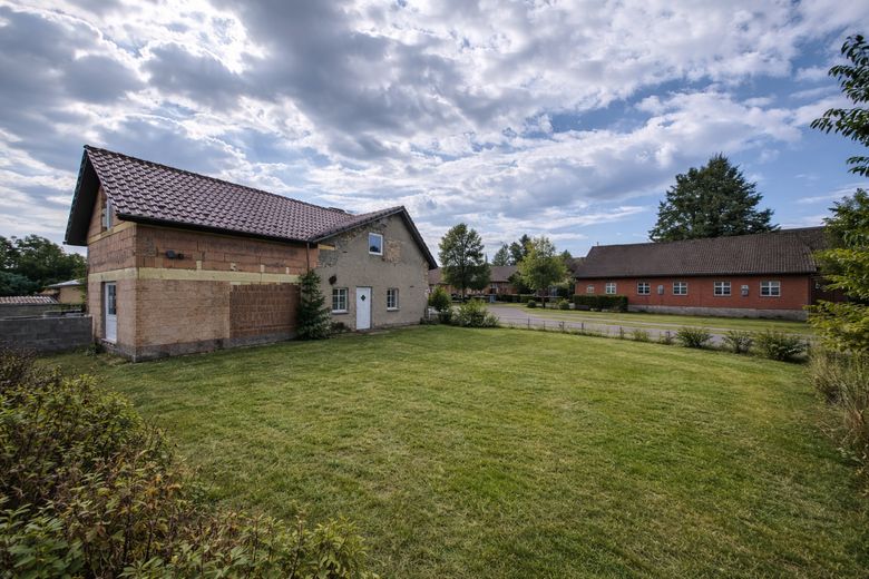 12 Zimmer | 164 m² | Doppelhaushälfte mit Entwicklungspotenzial nahe der Müritz- provisionsfrei – ohne Anbau unsaniert (Fiktion)