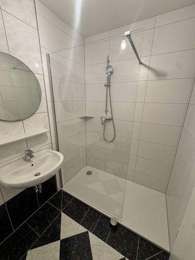 Komfortable Stadtwohnung mit Aufzug – Bad mit ebenerdiger XXL Dusche