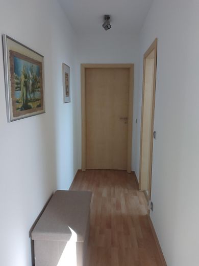freistehendes Einfamilienhaus mit Einliegerwohnung, saniert und voll möbliert – Flur zu SZ Bad im OG Anbau EFH